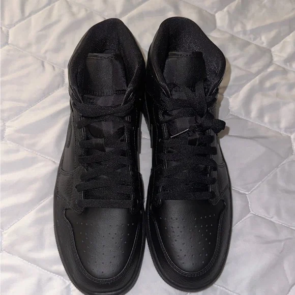 Jordan 1 Mid
Triple Black - Picture 4 of 6